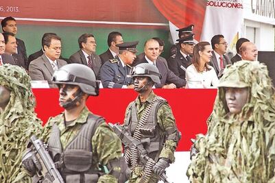 Acuden miles a presenciar desfile