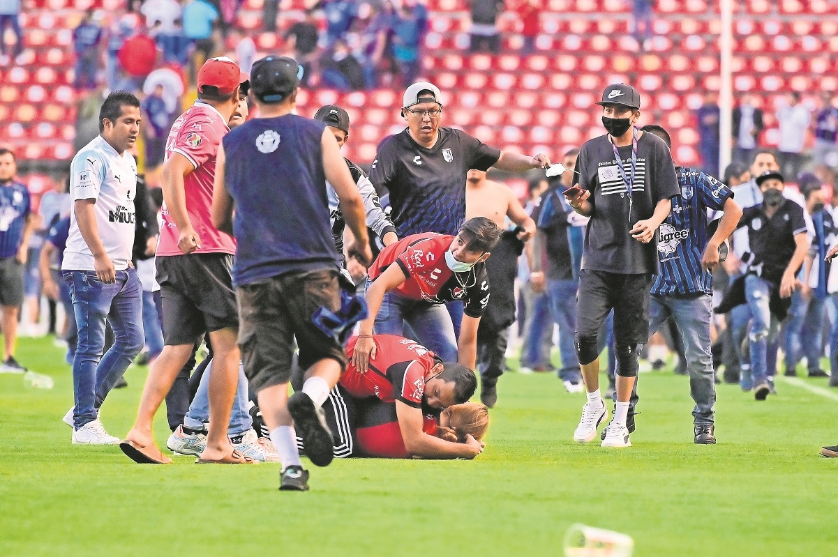 Detienen a tres policías por los hechos de violencia ocurridos en el estadio Corregidora