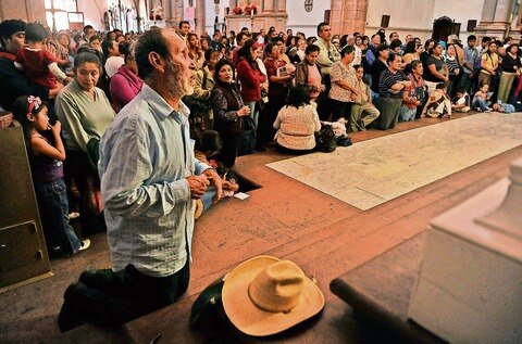 Acuden a festejar a la Virgen de Guadalupe