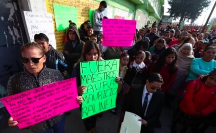 Padres de familia cierran primaria en Toluca; acusan maltrato de alumnos