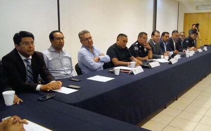 Se reúnen taxistas con  periodistas