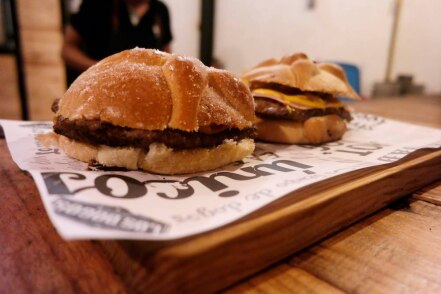 ¿Hamburguesa de pan de muerto? La encuentras en Querétaro 