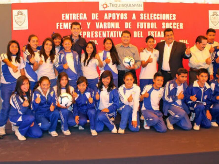Entregan apoyos a equipos