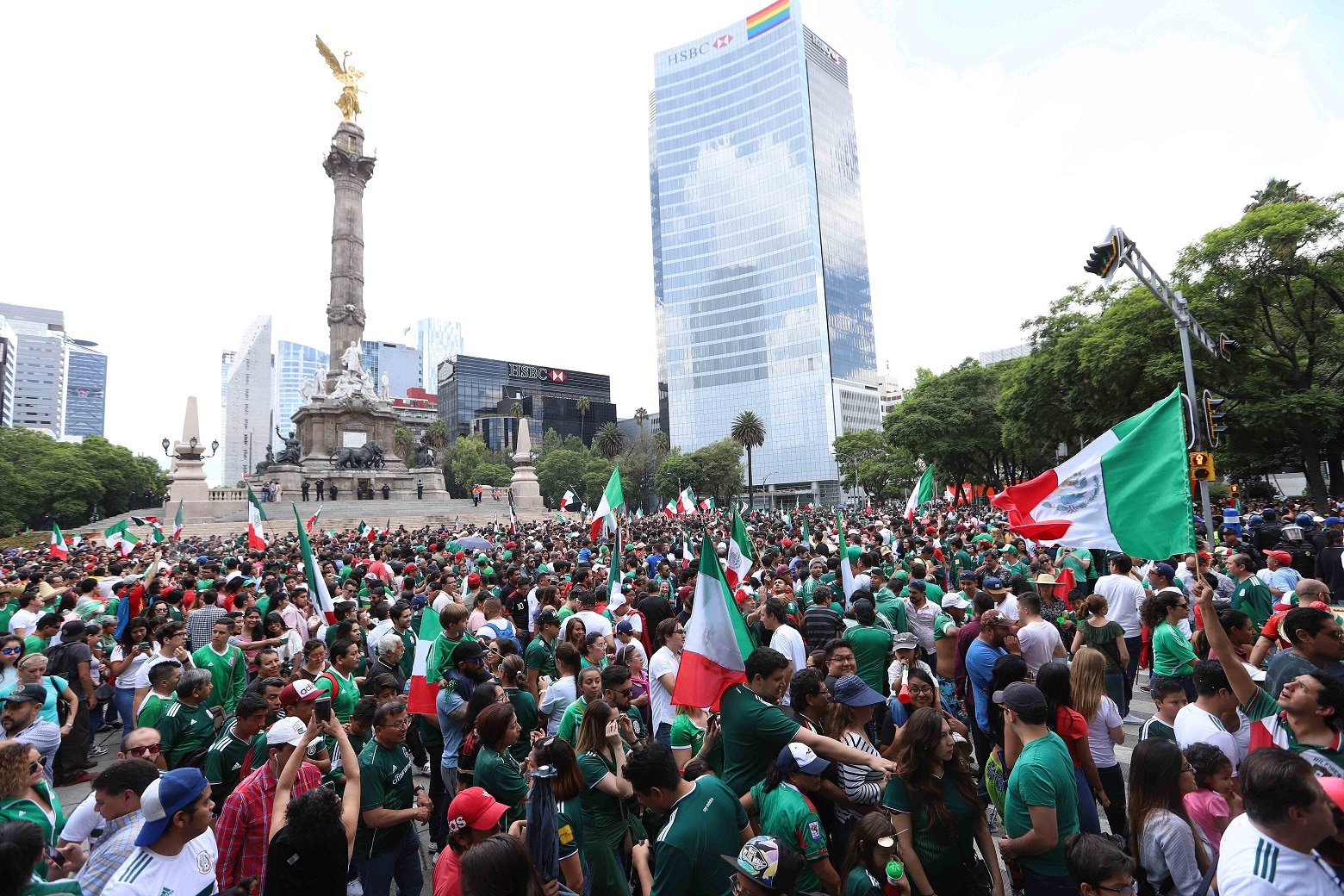 El monumento, ubicado en Paseo de la Reforma, se encuentra abarrotado de aficionados al deporte. / Foto: Agencias