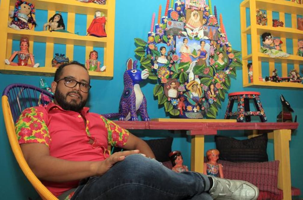 Mauricio considera importante que los mexicanos disfruten México. La decoración del hotel incluye cartonería, latón, barro negro (Foto: CÉSAR GÓMEZ)