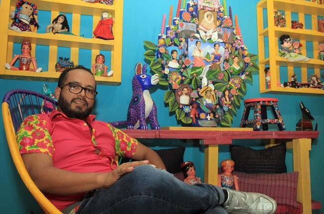 Mauricio considera importante que los mexicanos disfruten México. La decoración del hotel incluye cartonería, latón, barro negro (Foto: CÉSAR GÓMEZ)