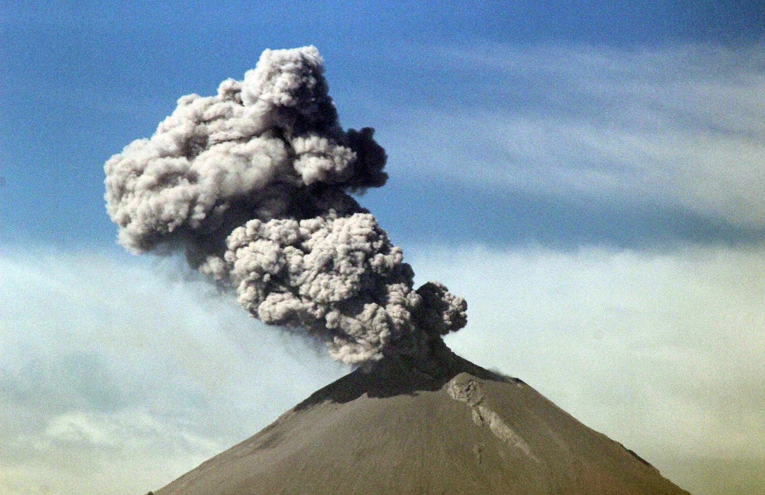 El volcán Popocatépetl cumple 23 años en actividad eruptiva