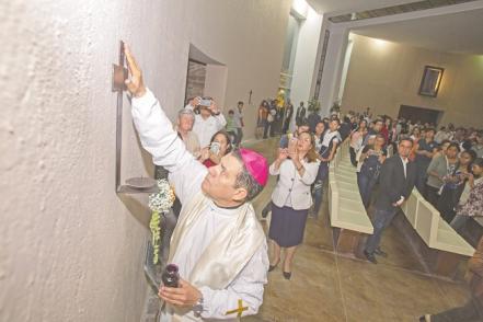 Carbonell pinta una Madonna milagrosa