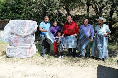 Reciben cobijas en zona serrana