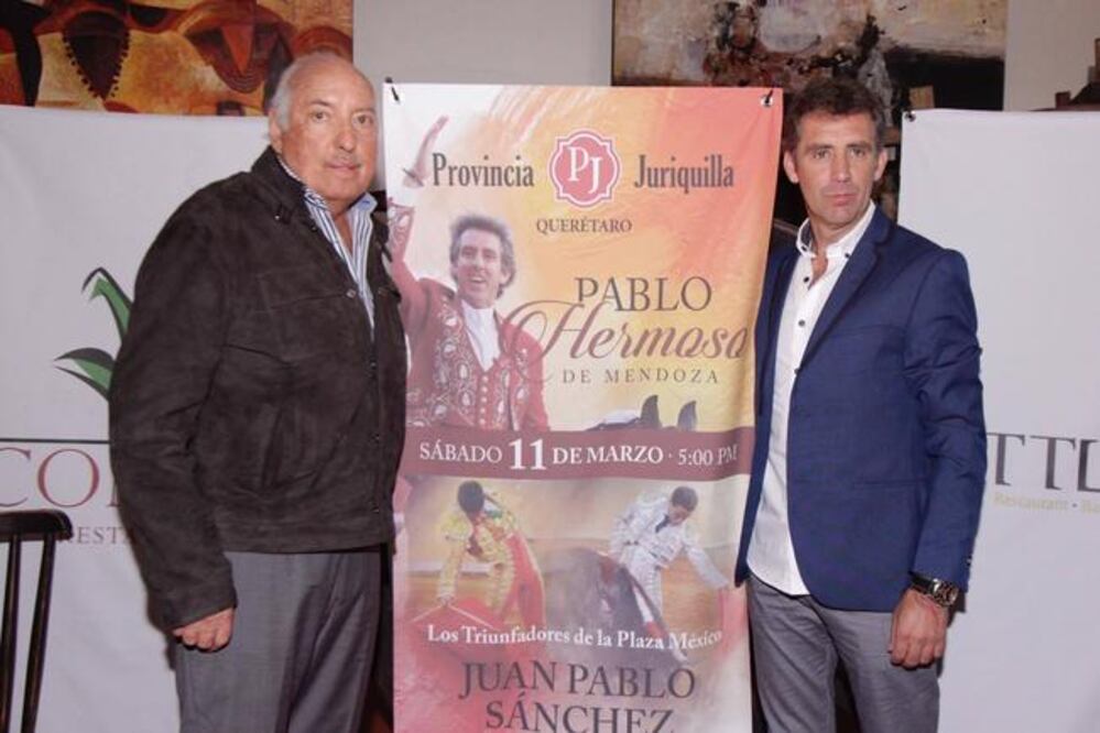 El empresario Juan Arturo Pollo Torres Landa (izq.) y Pablo Hermoso de Mendoza (der.) presentaron la corrida del 11 de marzo en Provincia Juriquilla (ESPECIAL)