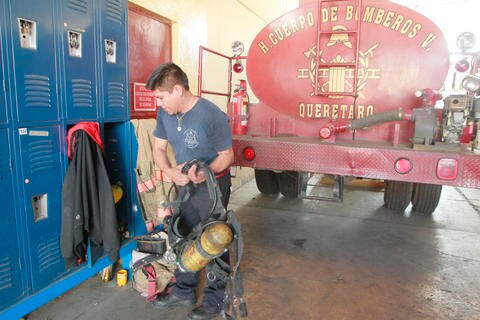Buscan apoyo para bomberos