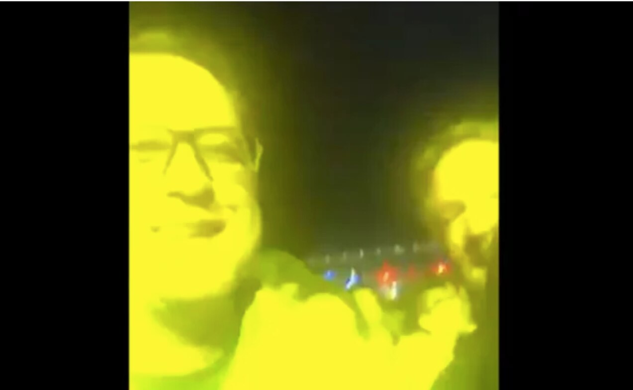 Hijo de AMLO y secretaria presumen video en concierto de Residente