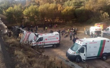 Autobús vuelca en la carretera 57