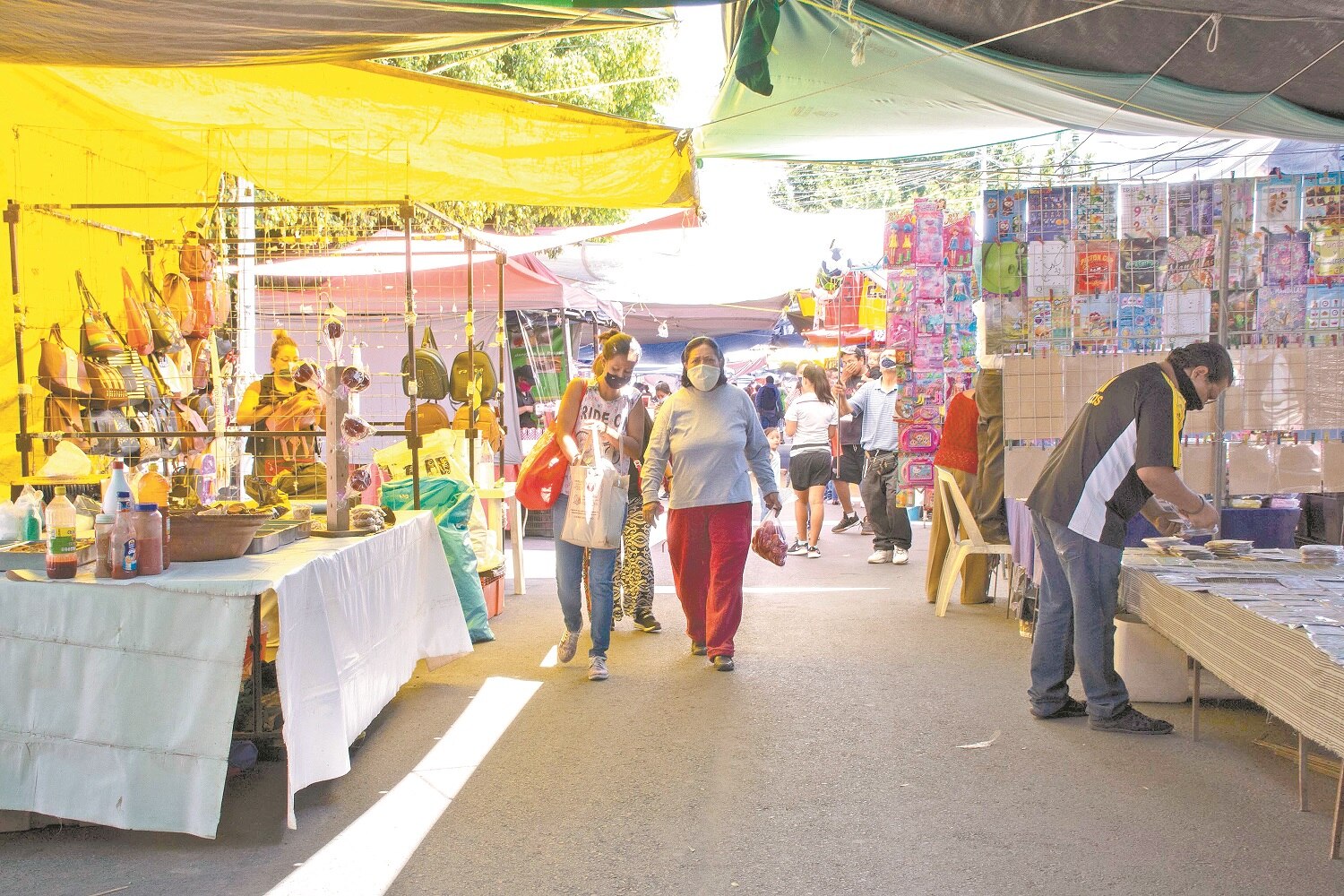 En respuesta a la pandemia, tianguistas también ofrecen productos en Facebook