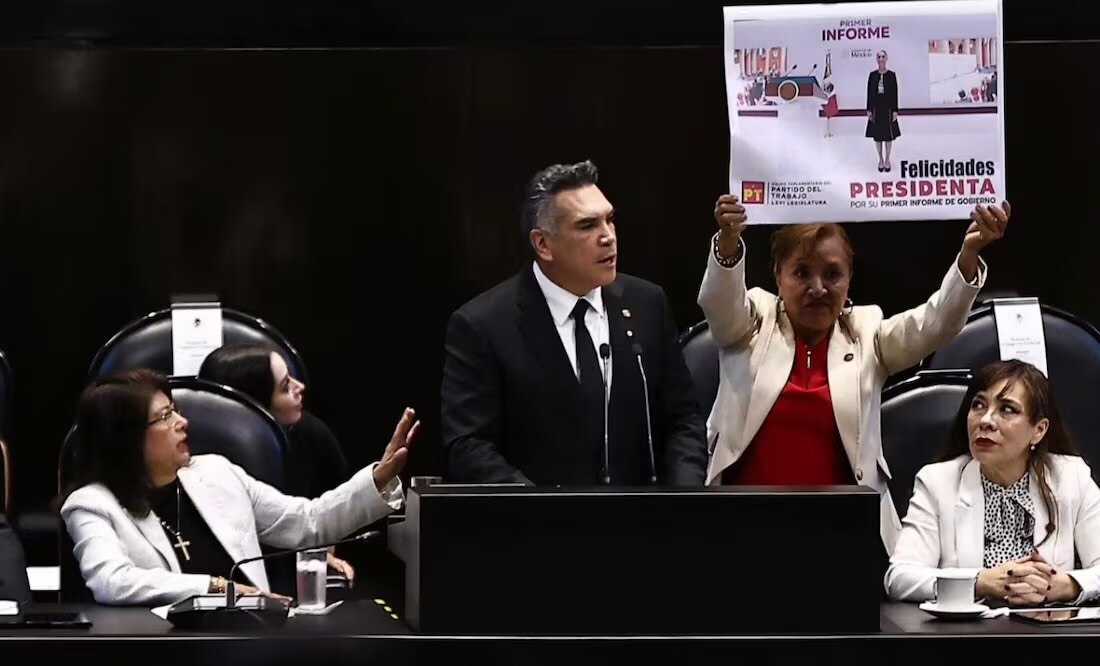 Durante la intervención de Alito Moreno, la diputada Margarita García mostró una pancarta con la fotografía de Claudia Sheinbaum y la leyenda "felicidades, Presidenta". (1/09/2025). Foto: Berenice Fregoso / EL UNIVERSAL