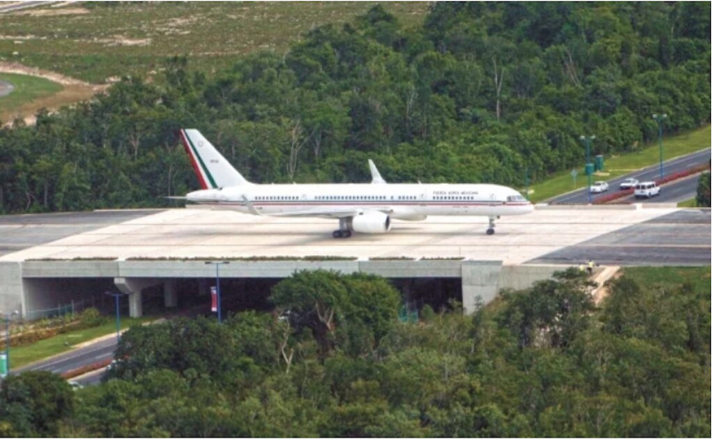 El Boeing 757-225, fotografiado en 2009 al llegar a Cancún, Quintana Roo, con el entonces presidente Felipe Calderón, quien inauguró nuevas instalaciones en el aeropuerto de esa ciudad. Foto: ARCHIVO. EL UNIVERSAL