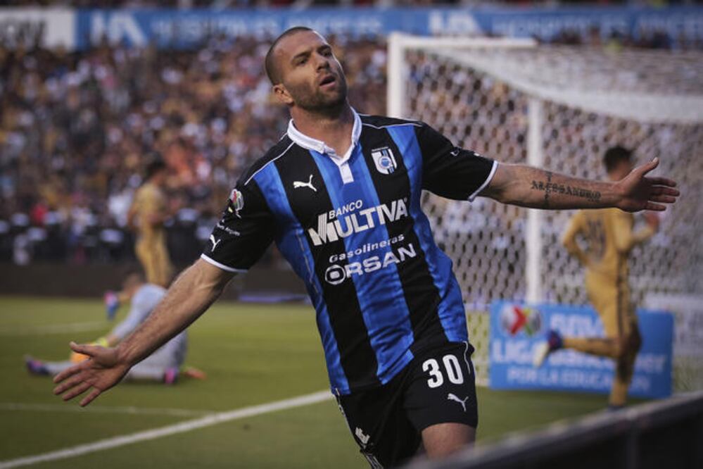 Al minuto 64, “T ito” Villa sumó el tercer gol a la causa queretana (IMAGO7)