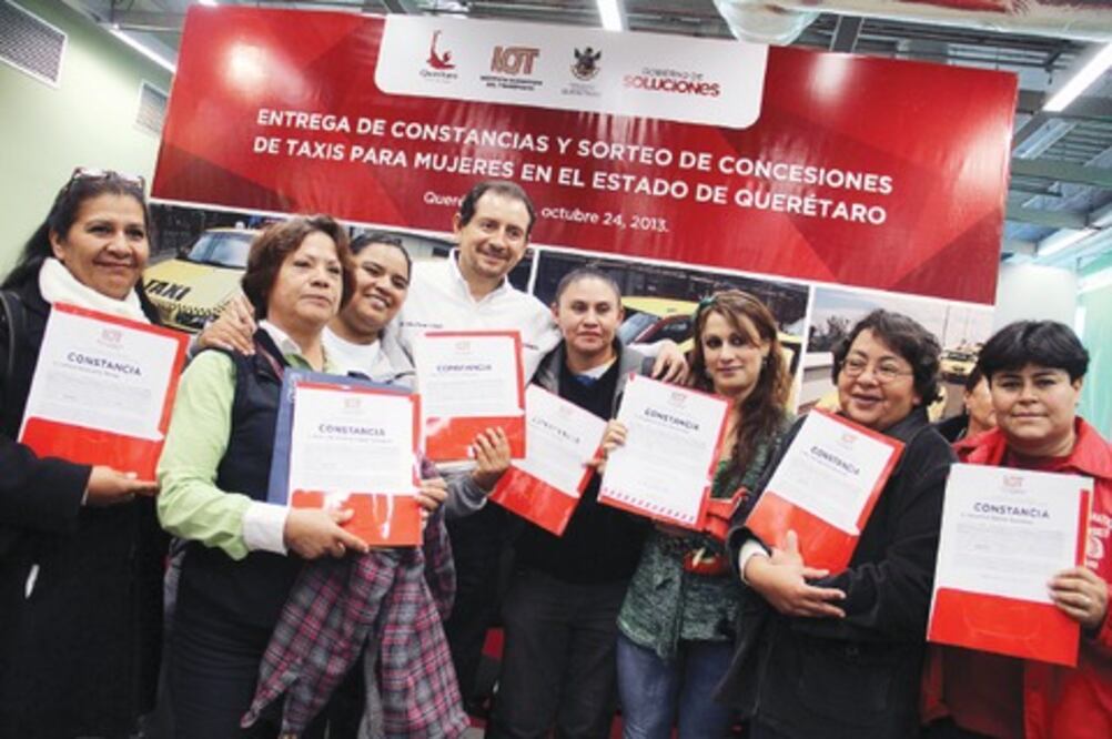 Sortean concesiones para taxis a mujeres