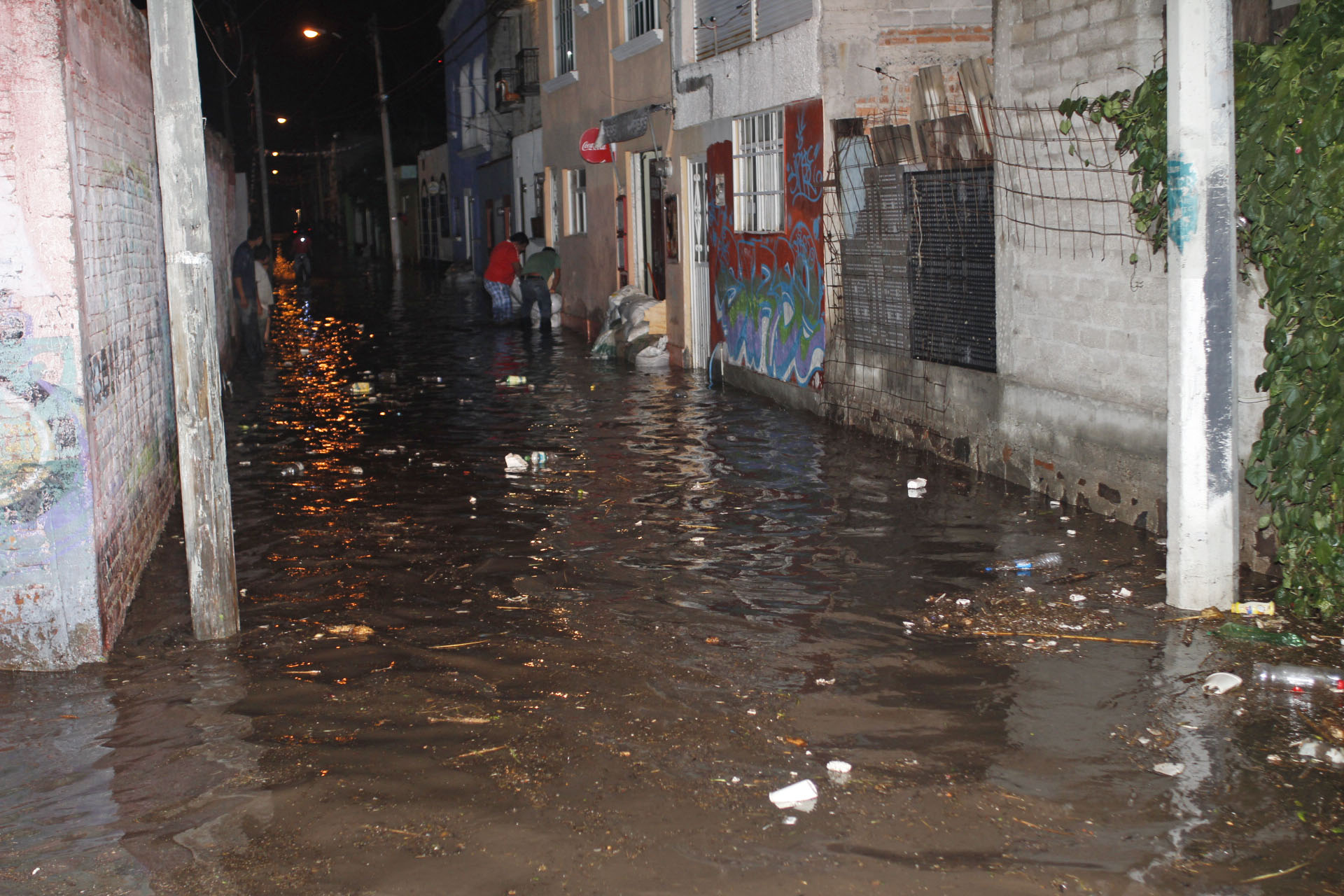 Dren se desborda en Santa María Magdalena
