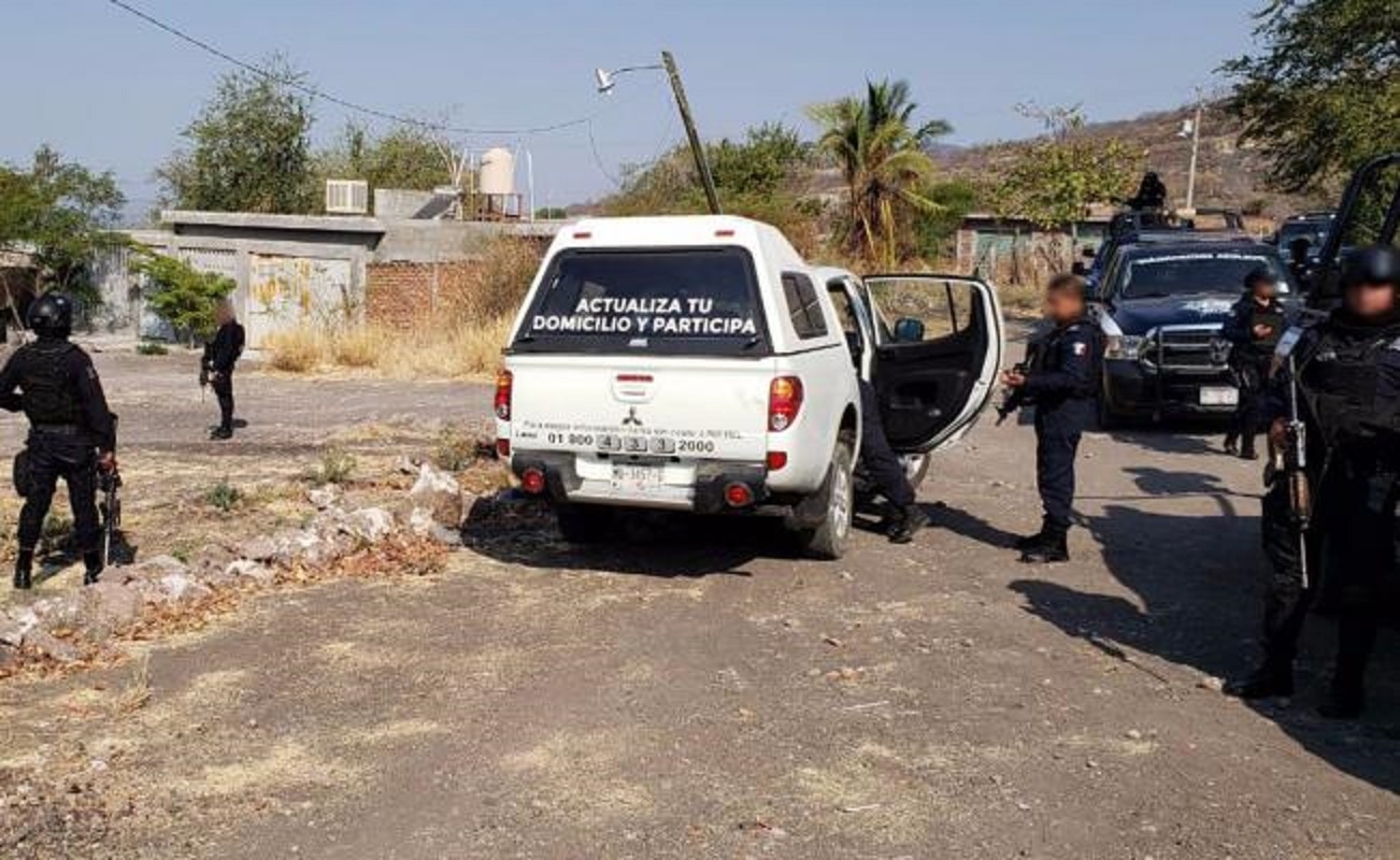 Roban dos vehículos oficiales del INE en Apatzingán, Michoacán