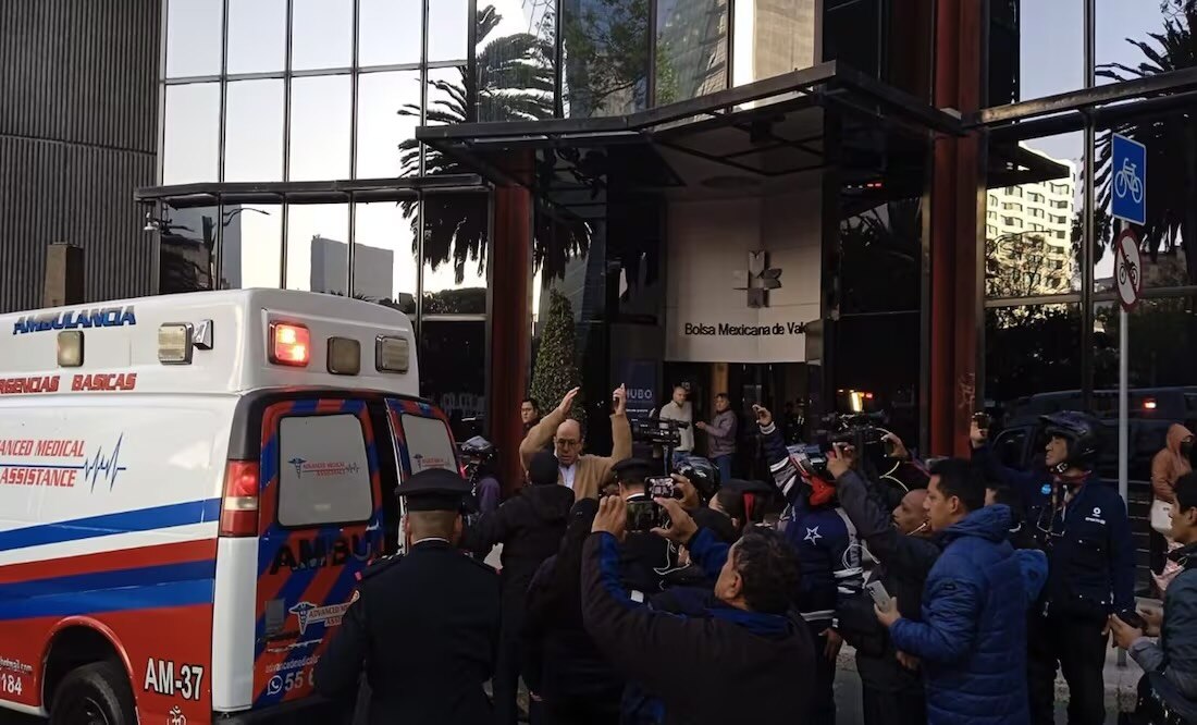 Trabajador cae de una altura de 15 metros mientras limpiaba la cúpula de la Bolsa Mexicana de Valores