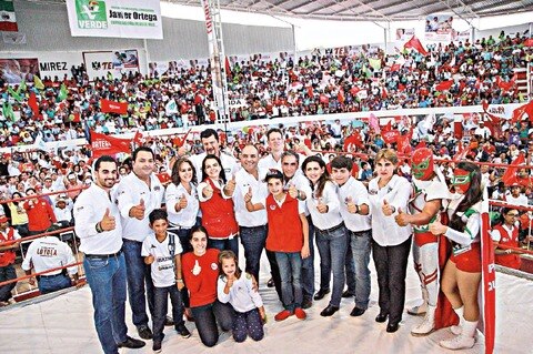 Arropa militancia a Loyola en cierre