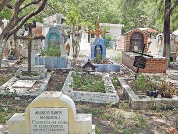 Arreglan panteones por día de muertos