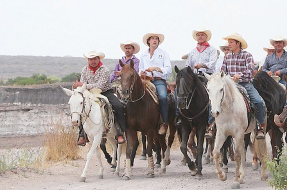 Calzada encabeza cabalgata en la capital