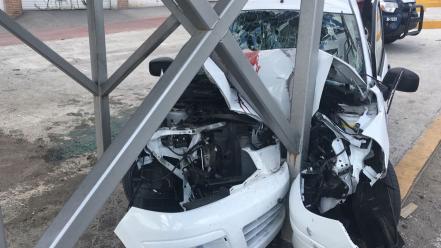 Quedan atrapados tras choque contra puente