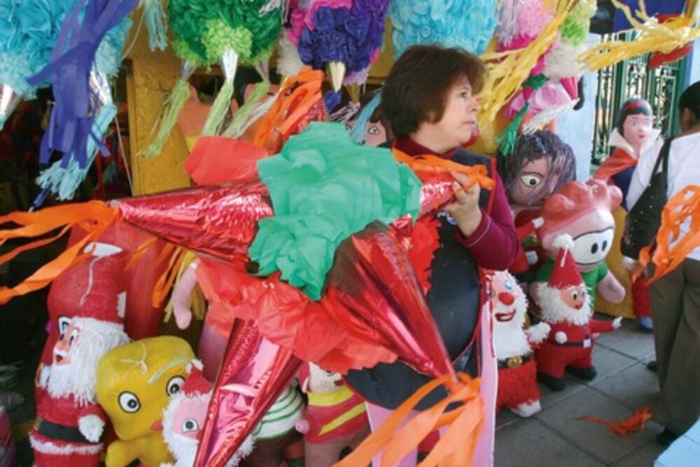 Romper la piñata, colorida costumbre