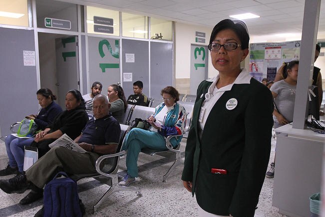 Elizabeth se desempeña como jefa de enfermeras de la Unidad de Medicina Familiar número 11 en Santa Rosa Jáuregui y asegura que para dedicarse a esta profesión es necesario tener vocación para ayudar a las personas (CÉSAR GÓMEZ)