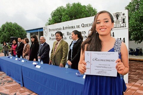 Concluyen cursos en Escuela de Bachilleres