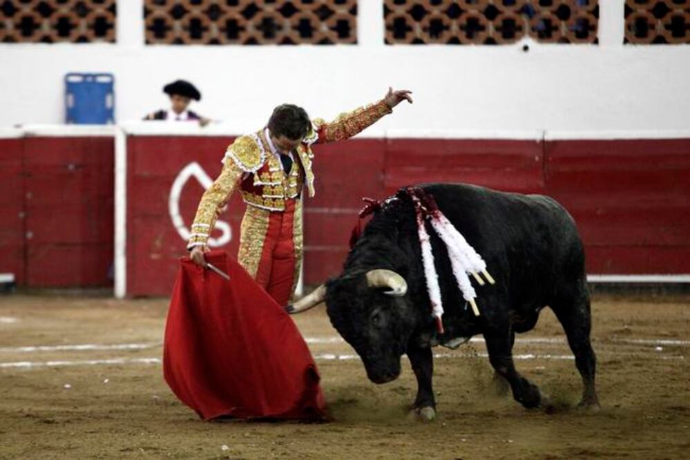 El joven queretano Juan Pablo Llaguno regresó a la plaza Santa María, donde recibió su alternativa como matador de toros hace dos años, para demostrar gran oficio y entrega dentro del ruedo. (GUILLERMO GONZÁLEZ. EL UNIVERSAL)