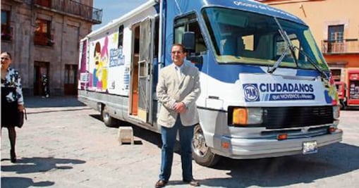 Presenta panista oficina móvil