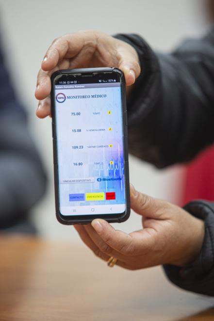 Jóvenes queretanos crean dispositivo para medir signos vitales 