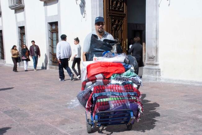 Acuden al llamado de donar cobijas