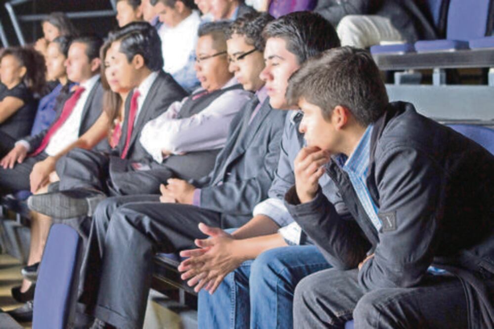 Empresarios motivan a jóvenes emprendedores