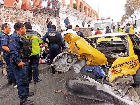 Tráiler embiste a 5 vehículos; 4 heridos