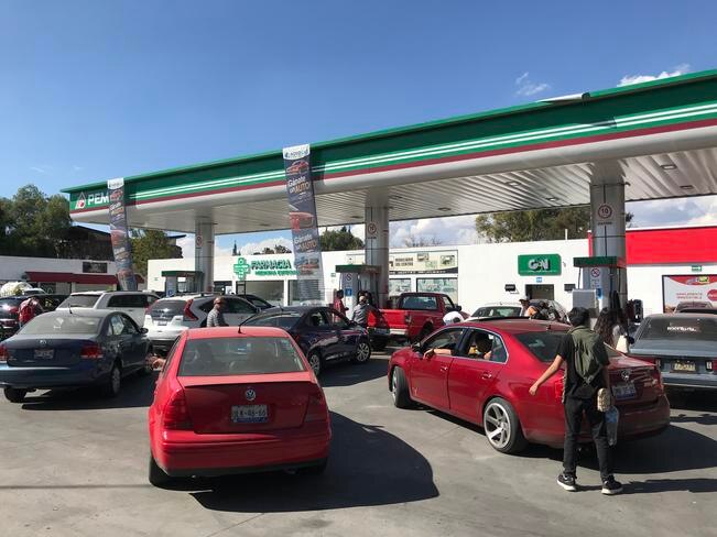 Abarrotan gasolinerías por la baja en los precios