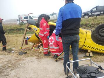 Vuelca taxi amarillo en Amealco y deja como saldo cuatro lesionados
