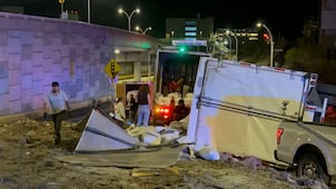 Vuelca camión cargado con poliuretano en incorporación de la carretera 400 a Bernardo Quintana