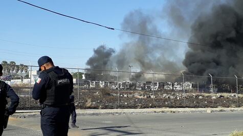 Se queman camiones Qrobús en Querétaro