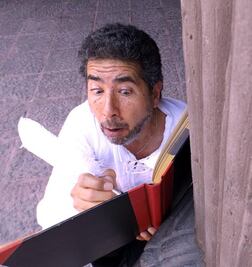 El loco, en la antigua estación del tren