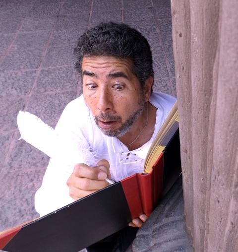 El loco, en la antigua estación del tren