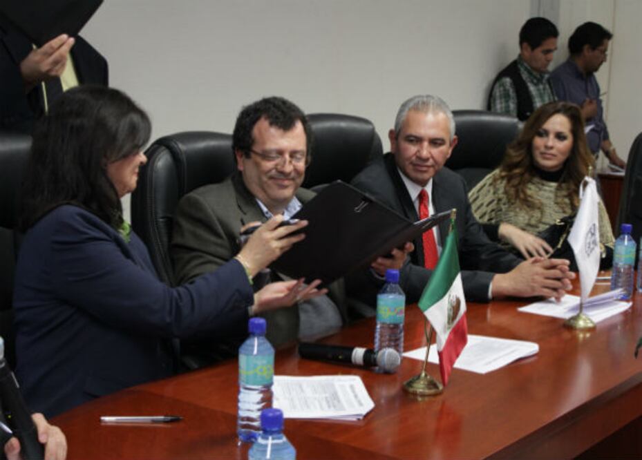 Firman convenios para combatir adicciones