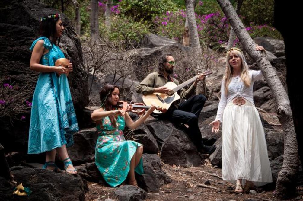 A través de música, historias y vestimentas, los integrantes de la agrupación transportan a los oyentes a países como Irlanda y España. (FOTOS: RICARDO LUGO. EL UNIVERSAL)