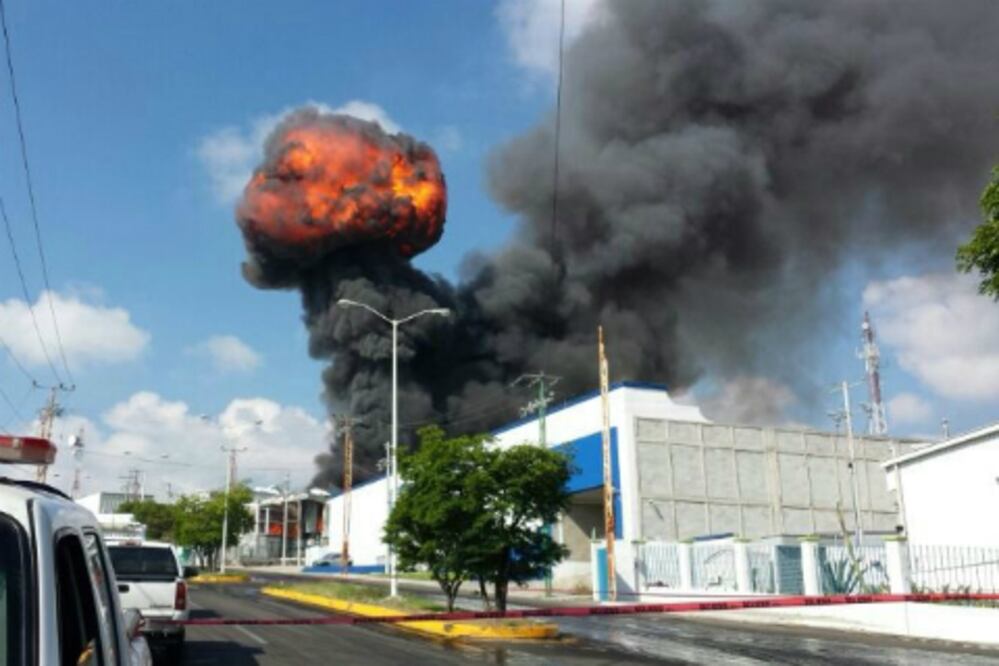 Arde empresa en Parque Industrial B. Quintana