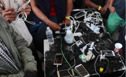 Migrantes juegan, descansan y hasta “pelean” en albergue de la CDMX