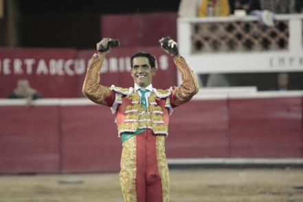 Corta Garibay 4 orejas en corrida de Navidad 