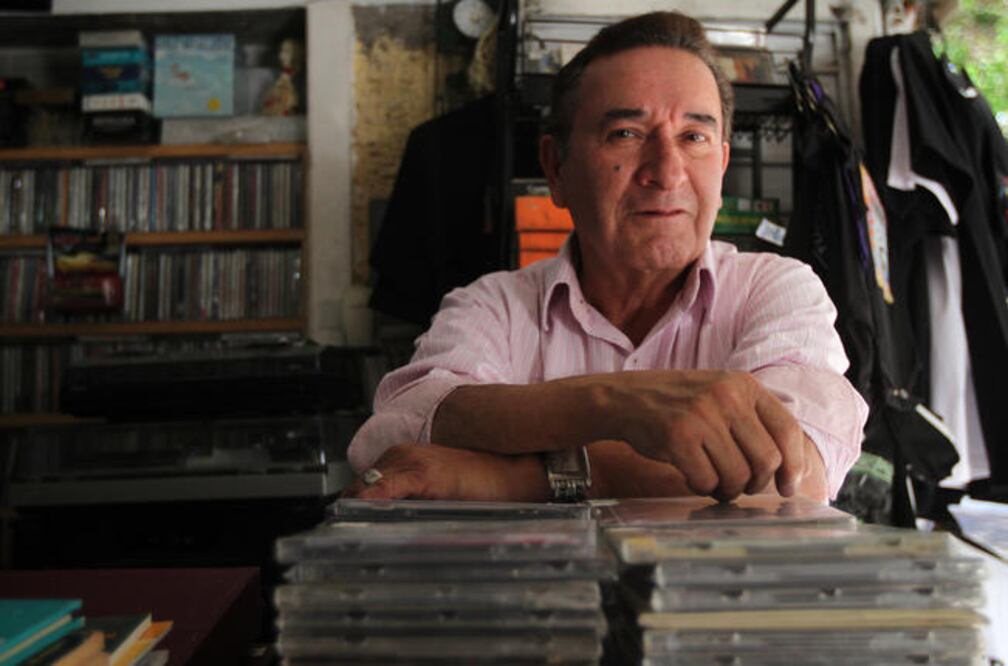 La colección de don Carlos resguarda discos de jazz, blues, country y hasta salsa; los acetatos más buscados son de bandas como Beatles, Pink Floyd y Rolling Stones. (LUIS SÁNCHEZ)
